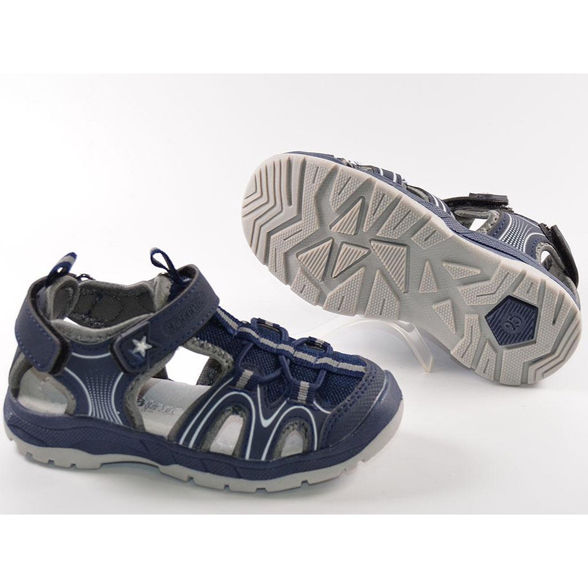 1942 Crecendo Sandalia Sandalia sintética y textil. Forro textil y plantilla acolchada de piel. Cierre con velcro. Puntera de go