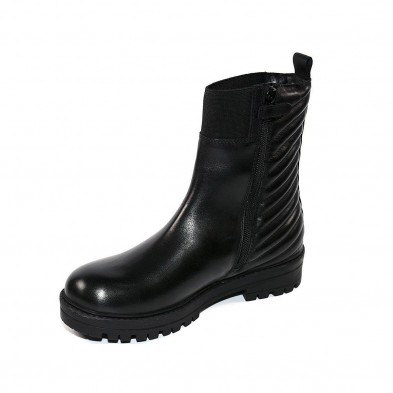 Annaba Gioseppo Botín Botín de piel con elástico lateral. Planta de piel con acolchado de látex y forro de poliéster reciclado. Annaba Gioseppo Botín Botín de piel con elástico lateral. Planta de piel con acolchado de látex y forro de poliéster reciclado.