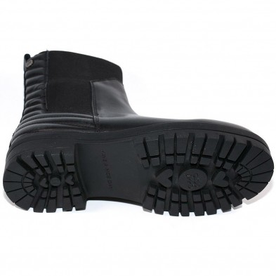 Annaba Gioseppo Botín Botín de piel con elástico lateral. Planta de piel con acolchado de látex y forro de poliéster reciclado. Annaba Gioseppo Botín Botín de piel con elástico lateral. Planta de piel con acolchado de látex y forro de poliéster reciclado.