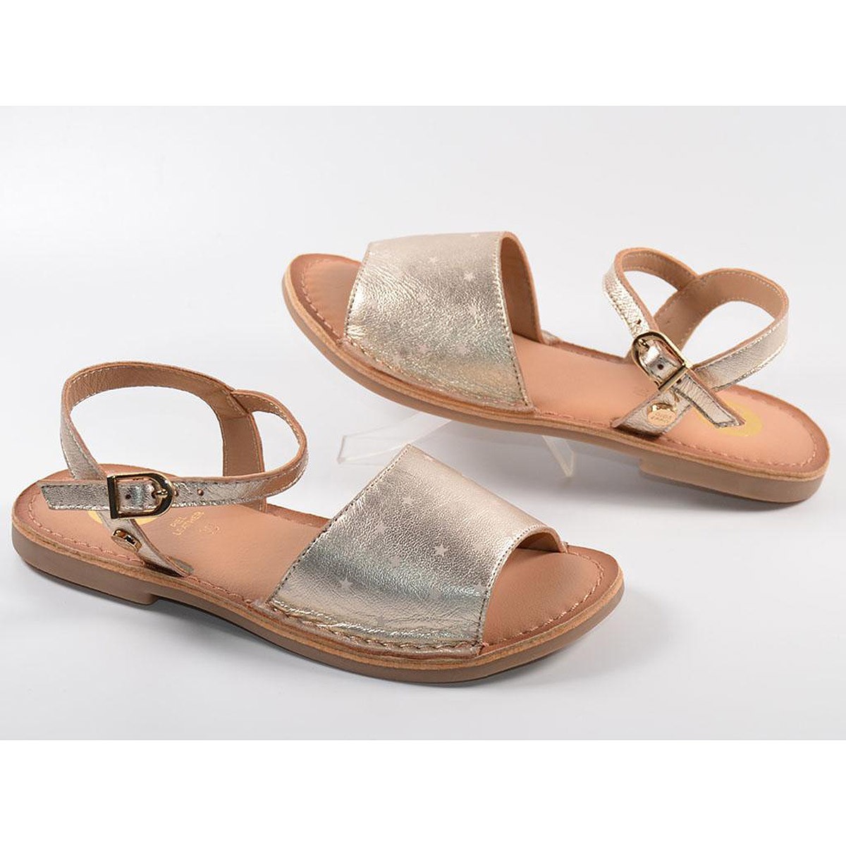 58974 Gioseppo Sandalia Sandalia de piel metalizada, pala adornada con un grabado de estrellas, pulsera con hebilla ajustable. P