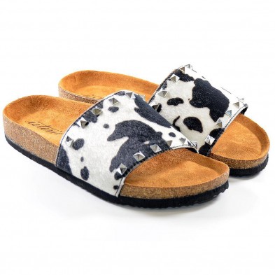 21063 Isteria Zueco Chancla zueco material textil con pala ancha y remaches. Planta bio y piso eva. ideal para un look único.