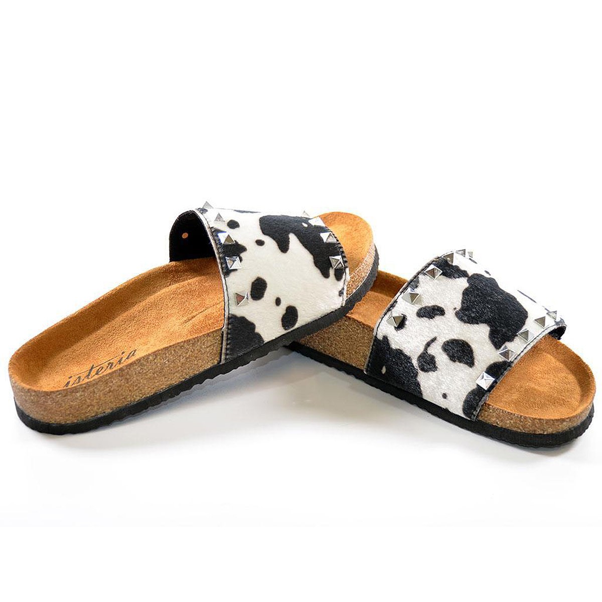 21063 Isteria Zueco Chancla zueco material textil con pala ancha y remaches. Planta bio y piso eva. ideal para un look único.