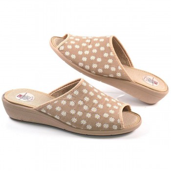 10219  Cm Confort Chancla Chancla textil con estampado en flores y puntera abierta. Plantilla acolchada para un máximo confort.  2