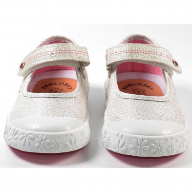 961300 Pablosky Zapatilla. Zapatilla de lona, forro textil y plantilla extraíble, cierre en velcro. puntera de goma reforzada. P 961300 Pablosky Zapatilla. Zapatilla de lona, forro textil y plantilla extraíble, cierre en velcro. puntera de goma reforzada. P