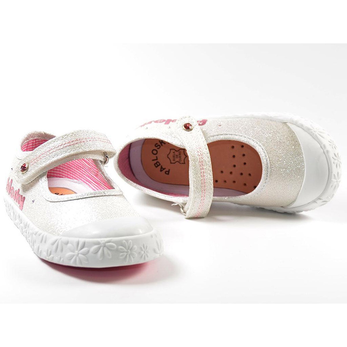 961300 Pablosky Zapatilla. Zapatilla de lona, forro textil y plantilla extraíble, cierre en velcro. puntera de goma reforzada. P 961300 Pablosky Zapatilla. Zapatilla de lona, forro textil y plantilla extraíble, cierre en velcro. puntera de goma reforzada. P