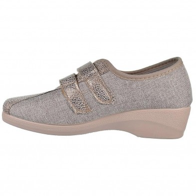 2513 Cosdam Zapatilla 2513 COSDAM. Zapatilla textil combinada con material grabado, cierre con doble velcro ajustable. Piso anti