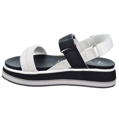 Lis Yumas Sandalia Plataforma LIS YUMAS SANDALIA PLATAFORMA. Fabricado en piel y textil con velcro regulable en talón y empeine. Lis Yumas Sandalia Plataforma LIS YUMAS SANDALIA PLATAFORMA. Fabricado en piel y textil con velcro regulable en talón y empeine.