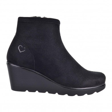 Paola1 Desireé Botín Botín en ante con lycra y forro textil. Cierre con cremallera interior. Piso con cuña de caucho antidesliza Paola1 Desireé Botín Botín en ante con lycra y forro textil. Cierre con cremallera interior. Piso con cuña de caucho antidesliza