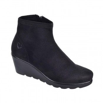 Paola1 Desireé Botín Botín en ante con lycra y forro textil. Cierre con cremallera interior. Piso con cuña de caucho antidesliza 2