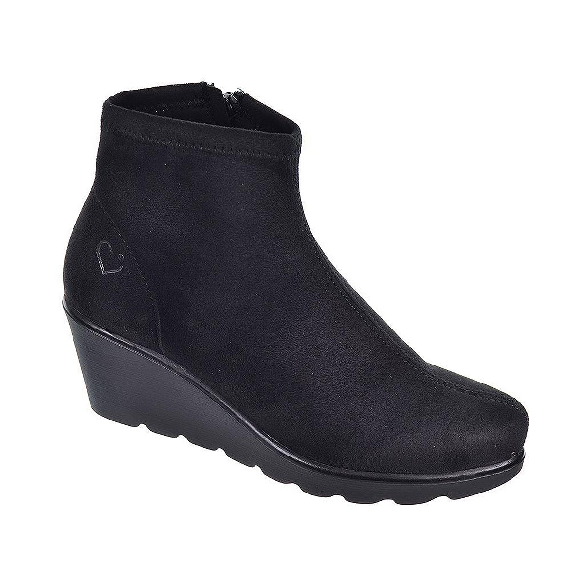 Paola1 Desireé Botín Botín en ante con lycra y forro textil. Cierre con cremallera interior. Piso con cuña de caucho antidesliza Paola1 Desireé Botín Botín en ante con lycra y forro textil. Cierre con cremallera interior. Piso con cuña de caucho antidesliza