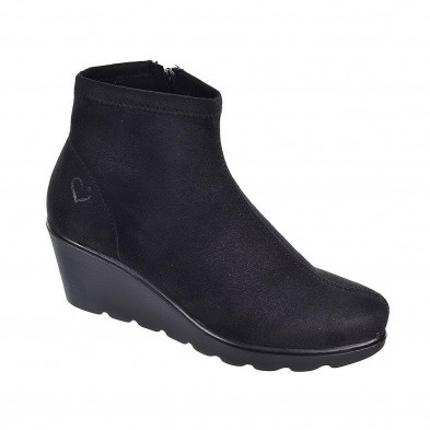 Paola1 Desireé Botín Botín en ante con lycra y forro textil. Cierre con cremallera interior. Piso con cuña de caucho antidesliza Paola1 Desireé Botín Botín en ante con lycra y forro textil. Cierre con cremallera interior. Piso con cuña de caucho antidesliza