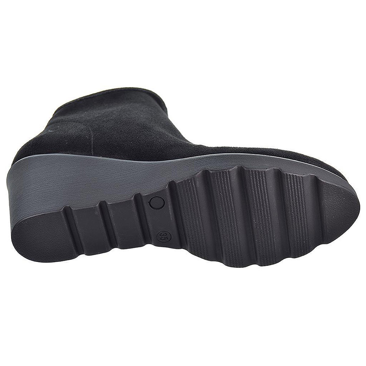 Paola1 Desireé Botín Botín en ante con lycra y forro textil. Cierre con cremallera interior. Piso con cuña de caucho antidesliza Paola1 Desireé Botín Botín en ante con lycra y forro textil. Cierre con cremallera interior. Piso con cuña de caucho antidesliza