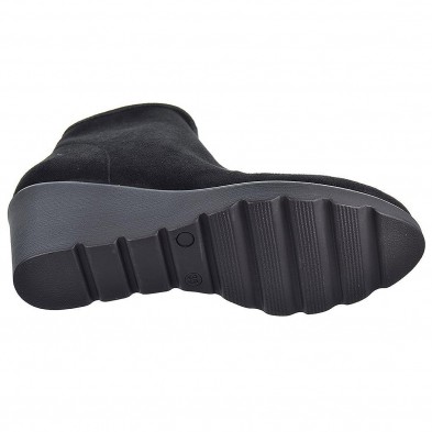 Paola1 Desireé Botín Botín en ante con lycra y forro textil. Cierre con cremallera interior. Piso con cuña de caucho antidesliza Paola1 Desireé Botín Botín en ante con lycra y forro textil. Cierre con cremallera interior. Piso con cuña de caucho antidesliza