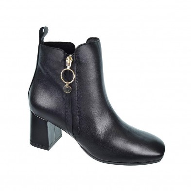 Dami4 Desireé Botín piel Botín de piel. Forro en textil y cierre con cremallera exterior. Tacón ancho de altura 6cm. y piso de g Dami4 Desireé Botín piel Botín de piel. Forro en textil y cierre con cremallera exterior. Tacón ancho de altura 6cm. y piso de g