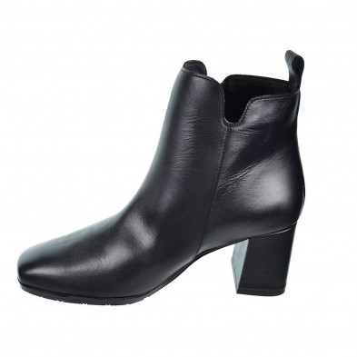 Dami4 Desireé Botín piel Botín de piel. Forro en textil y cierre con cremallera exterior. Tacón ancho de altura 6cm. y piso de g Dami4 Desireé Botín piel Botín de piel. Forro en textil y cierre con cremallera exterior. Tacón ancho de altura 6cm. y piso de g