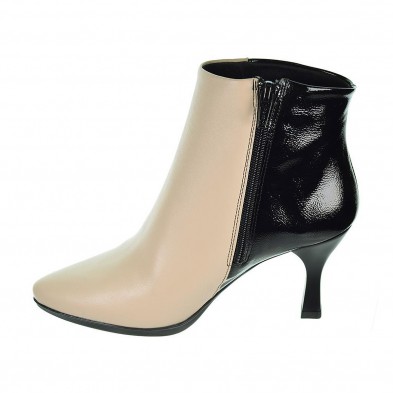 Sari19 Desireé Botín Piel Botín de piel con talón en charol. Plantilla en piel acolchada transpirable y ergonómica. Tacón de 7´5