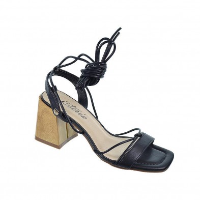 Isteria Sandalia sintética. Tiras en pierna y planta acolchada. Tacón 7cm de altura imitación madera y suela antideslizante