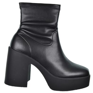 Isteria  Botín en licra sintética Con cremallera interior. Piso de goma, tacón ancho de 10,5cm y plataforma de 3cm.