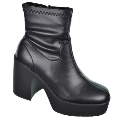 Isteria  Botín en licra sintética Con cremallera interior. Piso de goma, tacón ancho de 10,5cm y plataforma de 3cm.