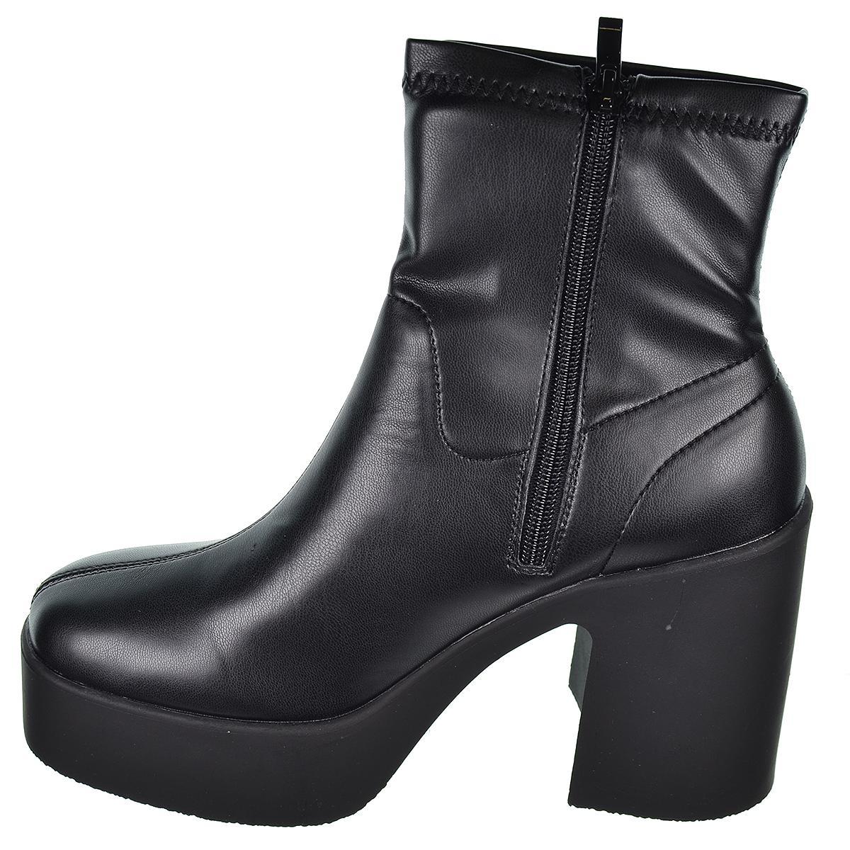 Isteria  Botín en licra sintética Con cremallera interior. Piso de goma, tacón ancho de 10,5cm y plataforma de 3cm.