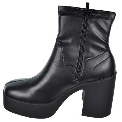 Isteria  Botín en licra sintética Con cremallera interior. Piso de goma, tacón ancho de 10,5cm y plataforma de 3cm.