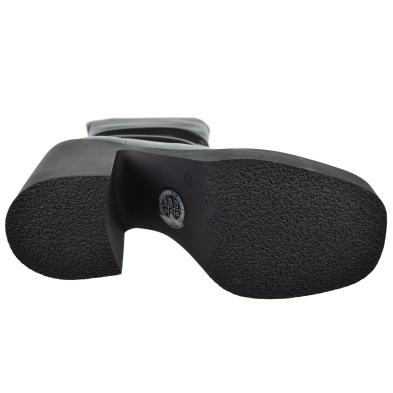 Isteria  Botín en licra sintética Con cremallera interior. Piso de goma, tacón ancho de 10,5cm y plataforma de 3cm.