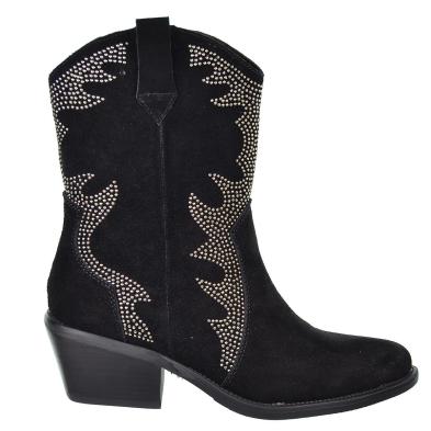 Top3  Botín campero en piel serraje con remaches, forro textil y cremallera interior. Piso con tacón campero de 4cm de altura.