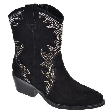 Top3  Botín campero en piel serraje con remaches, forro textil y cremallera interior. Piso con tacón campero de 4cm de altura.