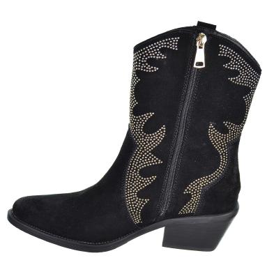 Top3  Botín campero en piel serraje con remaches, forro textil y cremallera interior. Piso con tacón campero de 4cm de altura.