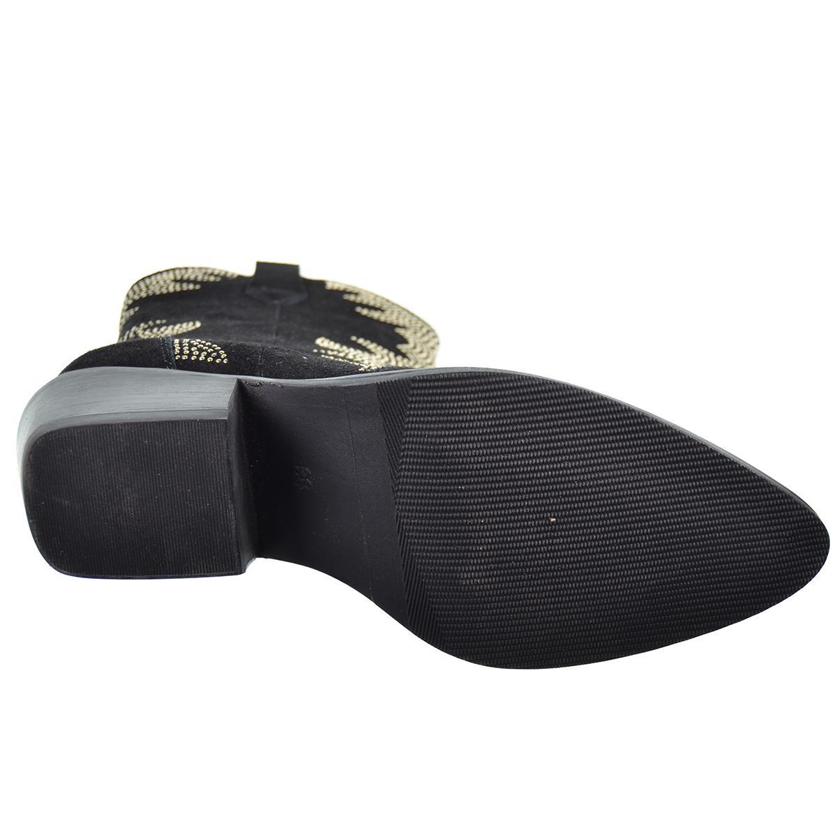 Botín campero en piel serraje con remaches, forro textil y cremallera interior. Piso con tacón campero de 4cm de altura.