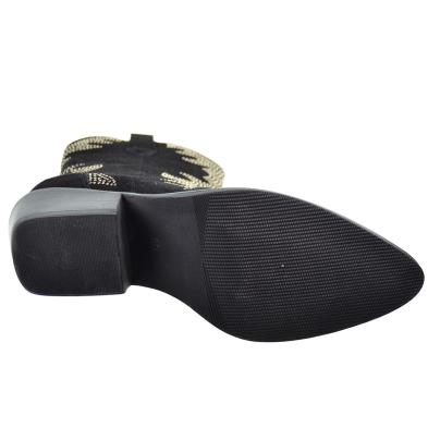 Botín campero en piel serraje con remaches, forro textil y cremallera interior. Piso con tacón campero de 4cm de altura.