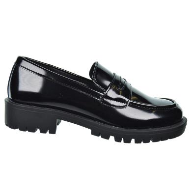 B&W Zapato Mocasín en charol sintético y detalle con antifaz. Suela de goma desdentada antideslizante.