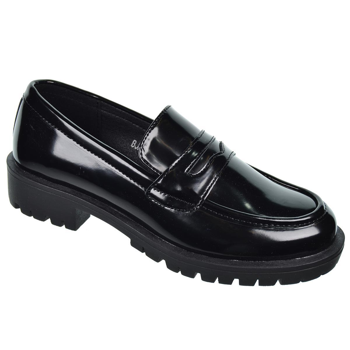 B&W Zapato Mocasín en charol sintético y detalle con antifaz. Suela de goma desdentada antideslizante.