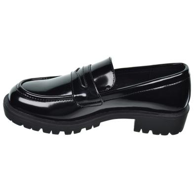 B&W Zapato Mocasín en charol sintético y detalle con antifaz. Suela de goma desdentada antideslizante.