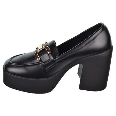 23231 Isteria Zapato Mocasín  sintético y forro textil. Piso de goma, tacón ancho de 10,5cm y plataforma de 3cm.