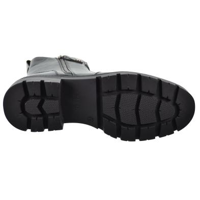 170185 Refresh Bota sintético, forro en textil. Cierre con cremallera interior y detalle con correa y cadena. antideslizante.