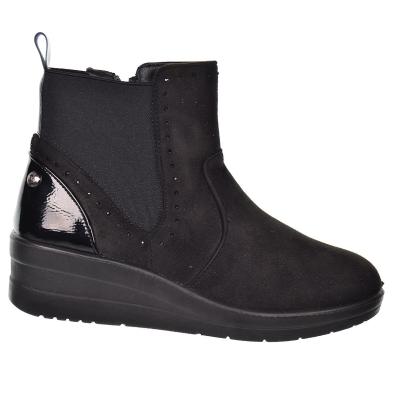 22409 Amarpies Botín antelina. Talón charol. elásticos y cremallera. Forro textil y plantilla acolchado extraíble. Cuña