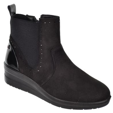 22409 Amarpies Botín antelina. Talón charol. elásticos y cremallera. Forro textil y plantilla acolchado extraíble. Cuña