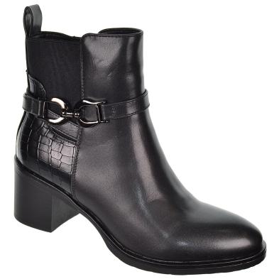 25622 Amarpies Botín sintético. Elástico y cremallera. Acolchado. Piso de caucho antideslizante. Tacón ancho de 6cm. de altura.