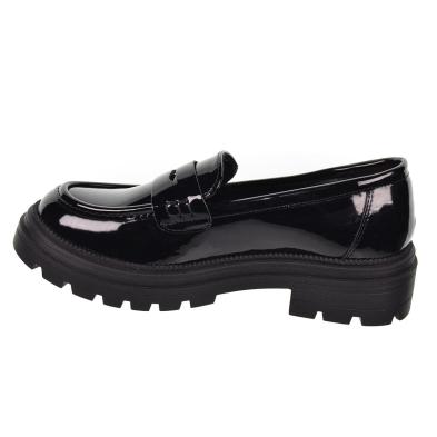 150640 Xti Kids Zapato Mocasín en charol. Sintético y detalle con antifaz. Suela de goma desdentada antideslizante.