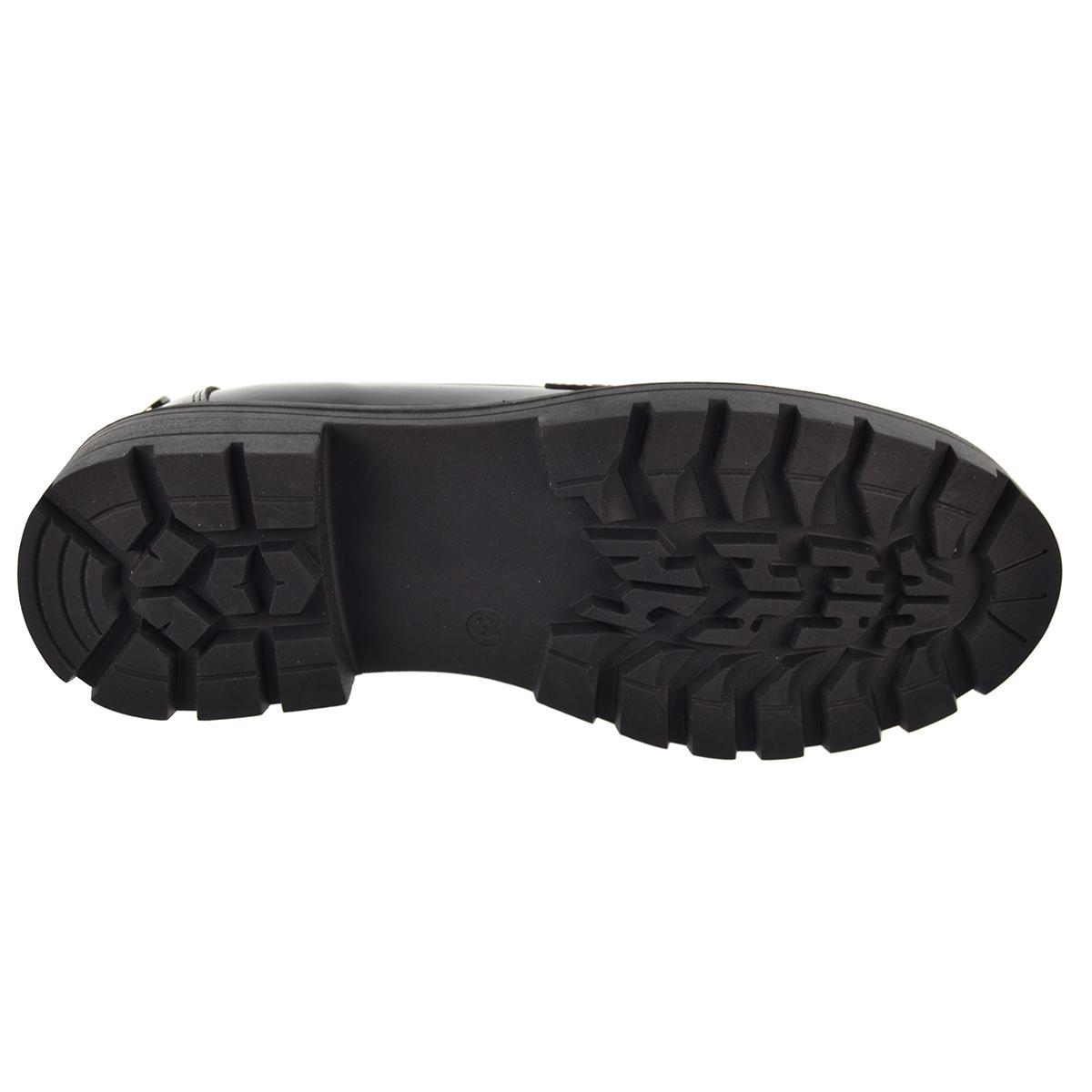 150640 Xti Kids Zapato Mocasín en charol. Sintético y detalle con antifaz. Suela de goma desdentada antideslizante.