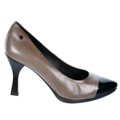 Desiree Zapato Piel puntera en charol. Acolchada transpirable y ergonómica. Tacón de 7´5cm de antideslizante. Desiree Zapato Piel puntera en charol. Acolchada transpirable y ergonómica. Tacón de 7´5cm de antideslizante.