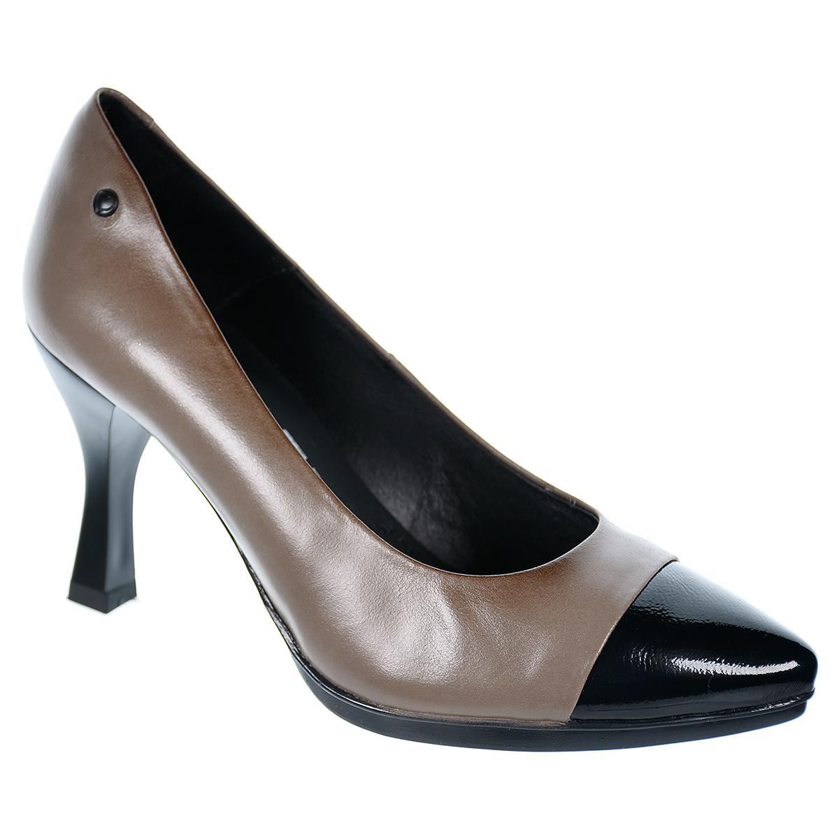 Desiree Zapato Piel puntera en charol. Acolchada transpirable y ergonómica. Tacón de 7´5cm de antideslizante. Desiree Zapato Piel puntera en charol. Acolchada transpirable y ergonómica. Tacón de 7´5cm de antideslizante.