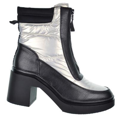 25221 D´Angela Botín Acolchado textil acolchado y sintético con forro textil. Cremallera tacón ancho de 7cm y plataforma de 2cm.