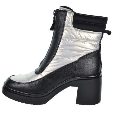 25221 D´Angela Botín Acolchado textil acolchado y sintético con forro textil. Cremallera tacón ancho de 7cm y plataforma de 2cm.