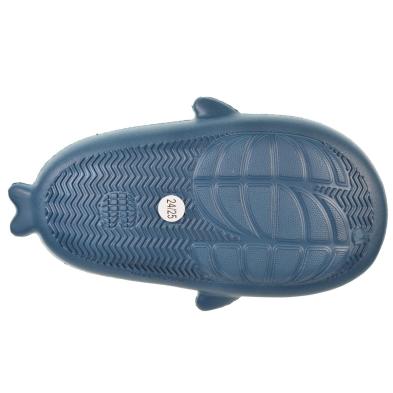 Nicoboco Shark Zueco de goma muy ligero y confortable. Correa trasera giratoria. Para los días de playa o piscina. Nicoboco Shark Zueco de goma muy ligero y confortable. Correa trasera giratoria. Para los días de playa o piscina.