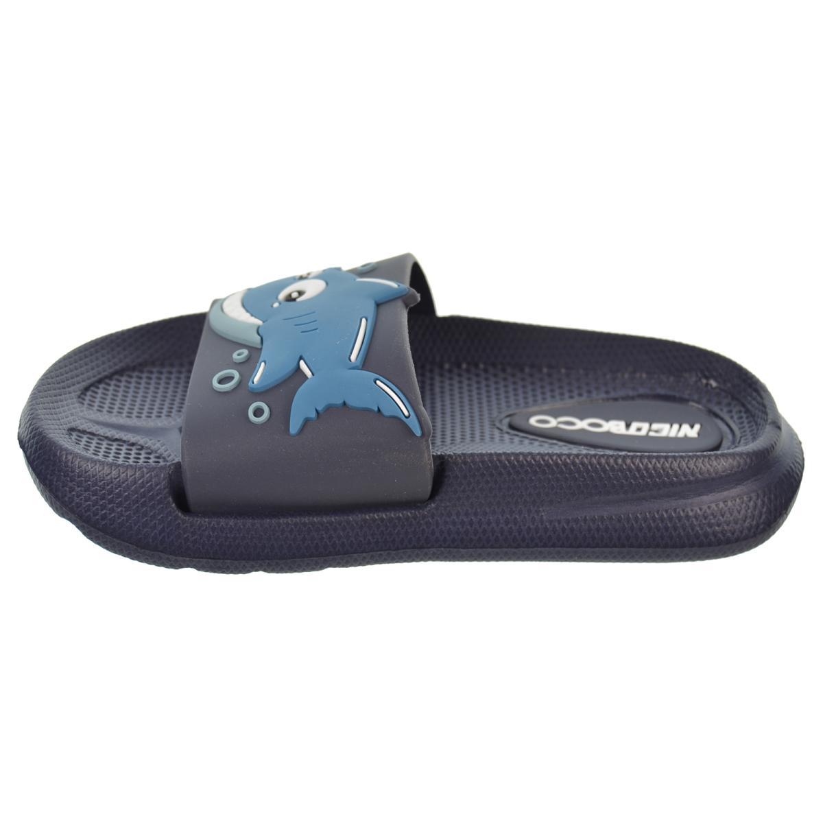 Nicoboco Wellington Chancla en goma muy confortable y ligera. Un original diseño para disfrutar los días de playa y piscina. Nicoboco Wellington Chancla en goma muy confortable y ligera. Un original diseño para disfrutar los días de playa y piscina.