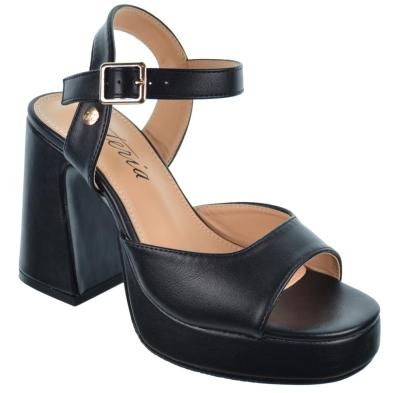 Isteria 24048  Sandalia en sintético. con cierre en hebilla regulable. Piso con plataforma forrada de 2cm. y tacón ancho de 9cm.