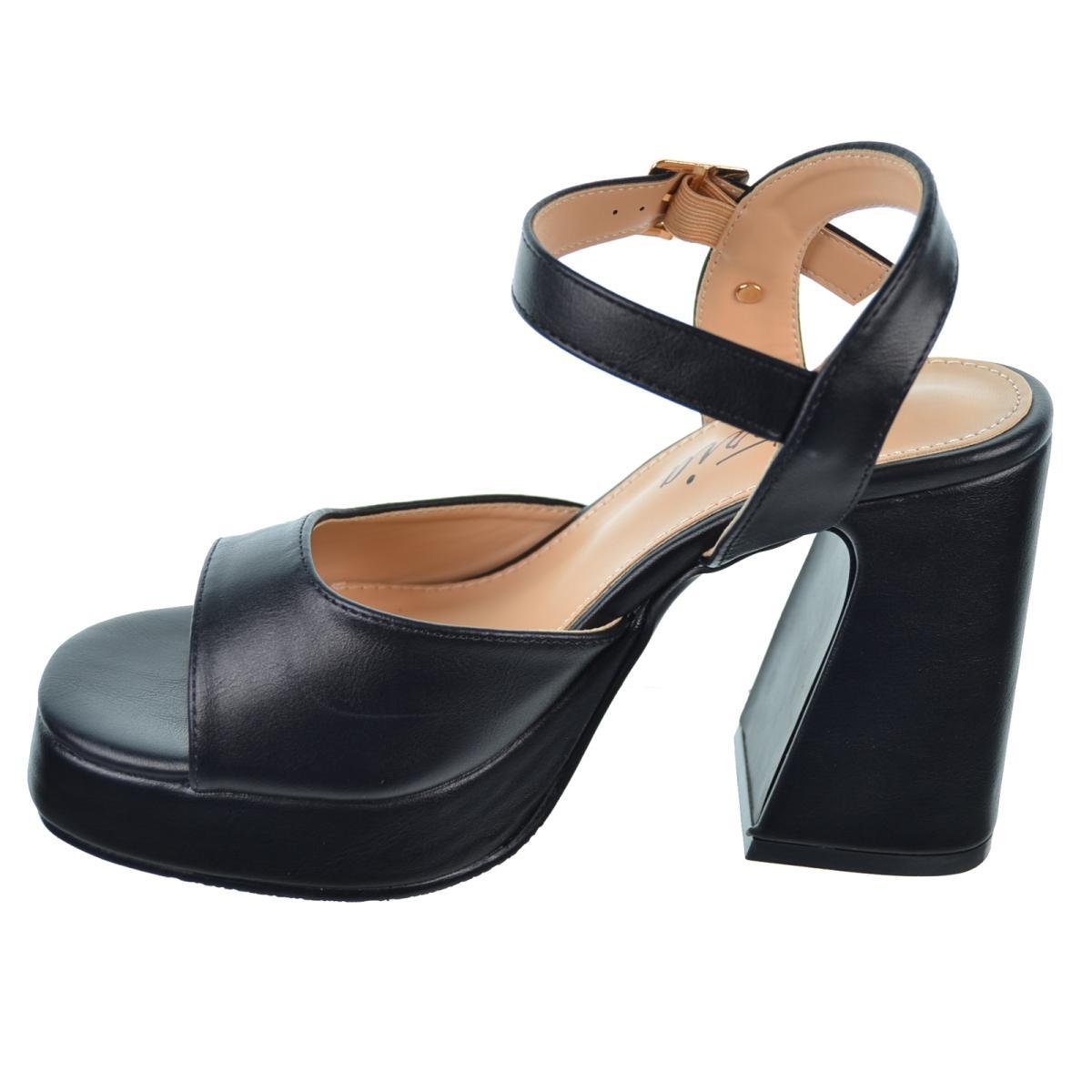 Isteria 24048  Sandalia en sintético. con cierre en hebilla regulable. Piso con plataforma forrada de 2cm. y tacón ancho de 9cm.