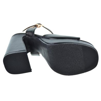 Isteria 24048  Sandalia en sintético. con cierre en hebilla regulable. Piso con plataforma forrada de 2cm. y tacón ancho de 9cm.